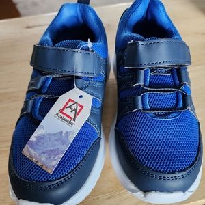 Avalanche boys size 1 Navy/blue velcro closing sneaker